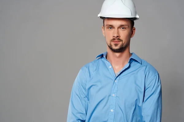 青いシャツを着た男性建築家は感情を孤立させ — ストック写真