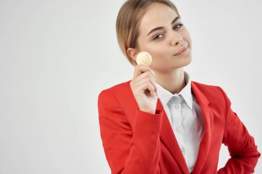 Kırmızı ceketli, arka planda bitcoin olan bir kadın. Yüksek kalite fotoğraf