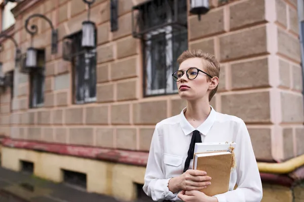 Krátkovlasá žena s knihou v ruce venku čtení životního stylu — Stock fotografie