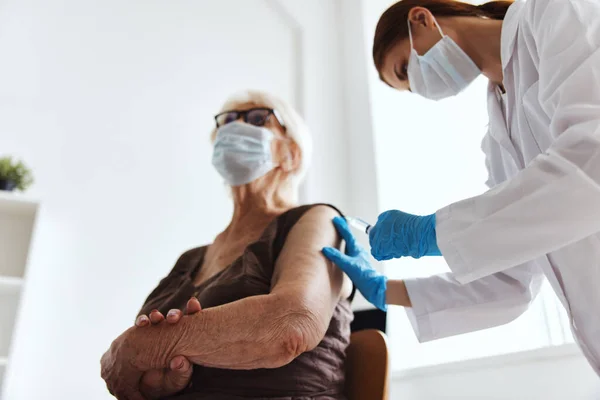 Kvinnlig läkare immunisering säkerhet drog injektion — Stockfoto