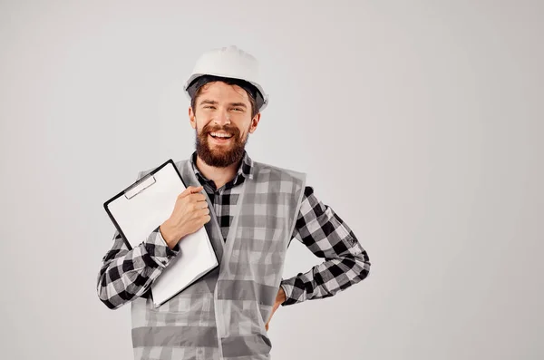 Ingenieur Een Witte Helm Met Blauwdrukken Lichte Achtergrond Hoge Kwaliteit — Stockfoto