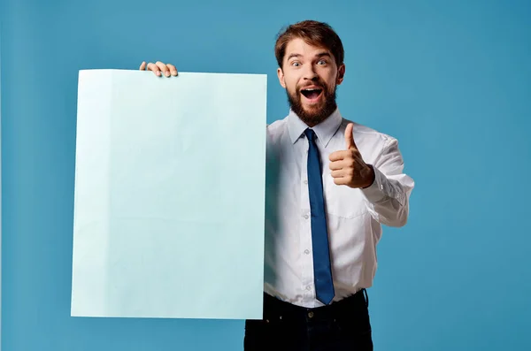 Knappe Man Met Blauwe Banner Kopieerruimte — Stockfoto