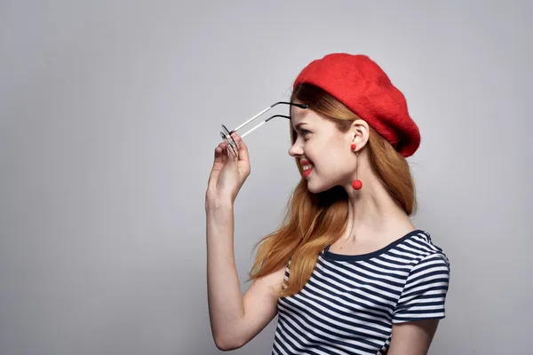 Mulher Alegre Usando Chapéu Vermelho — Fotografia de Stock