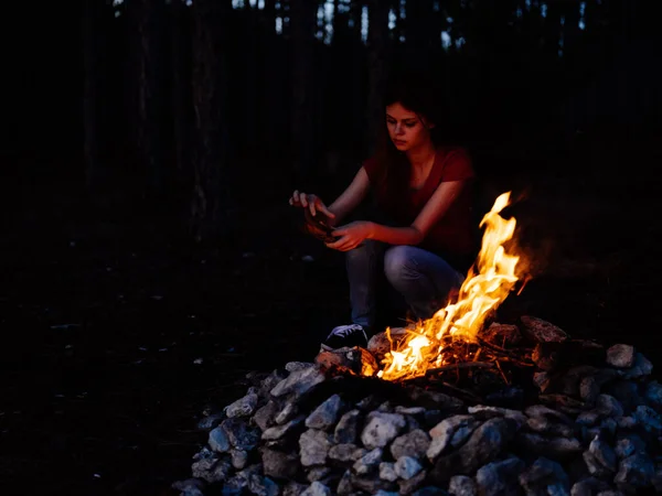 Γυναίκα Στο Δάσος Κοντά Στη Φωτιά — Φωτογραφία Αρχείου