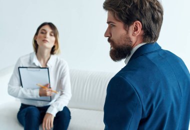 İş adamı ve kadın iletişim bürosu ortakları