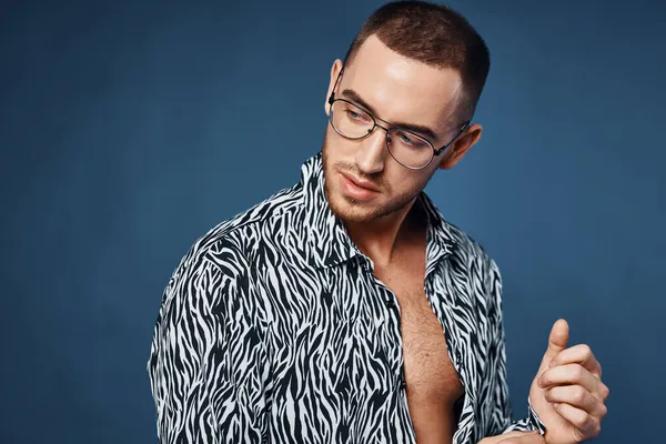 Bonito homem preto e branco camisa moda auto confiança modelo — Fotografia de Stock