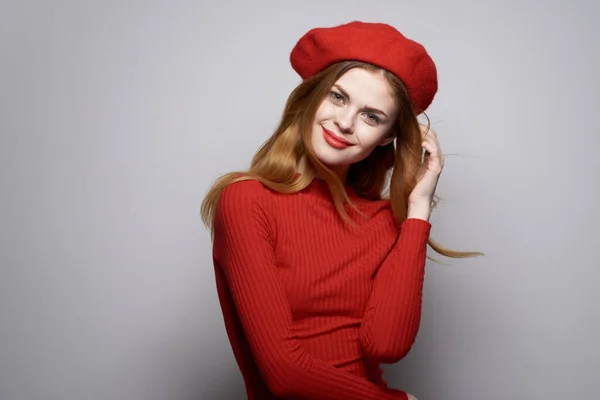 Mulher Alegre Usando Chapéu Vermelho Estúdio Foto Alta Qualidade — Fotografia de Stock