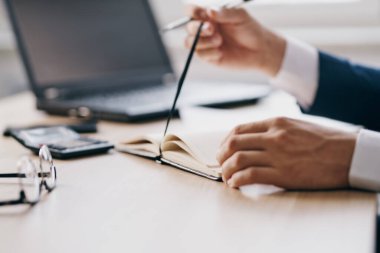 Ofis duyguları teknolojilerinde dizüstü bilgisayar için çalışan sakallı bir adam.