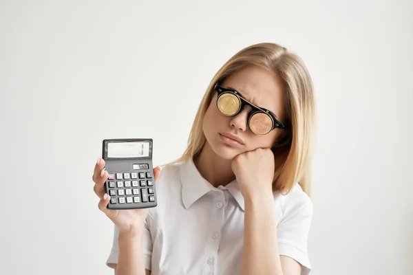 Calculadora empresária na mão e bitcoin fundo isolado — Fotografia de Stock