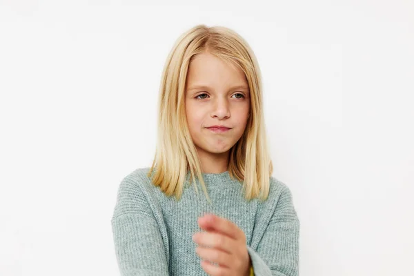 Klein schattig meisje gebaren met zijn handen kinderen lifestyle concept — Stockfoto