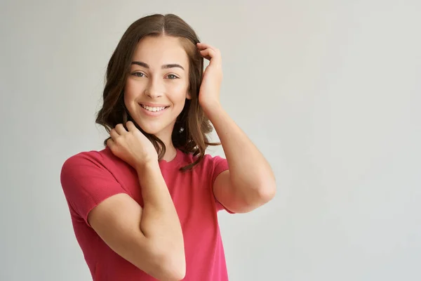 Mulher Alegre Uma Camiseta Vermelha Posando Fundo Isolado Foto Alta — Fotografia de Stock