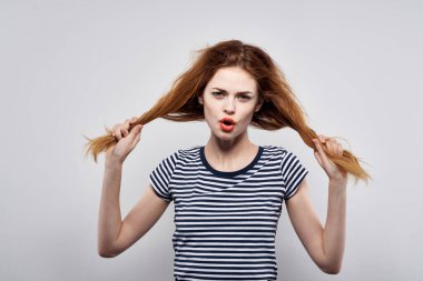 Açık arkaplanda çizgili tişörtlü güzel bir kadın. Yüksek kalite fotoğraf