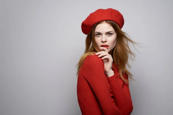 Vacker Kvinna Med Röd Hatt Ljus Bakgrund Högkvalitativt Foto — Stockfoto