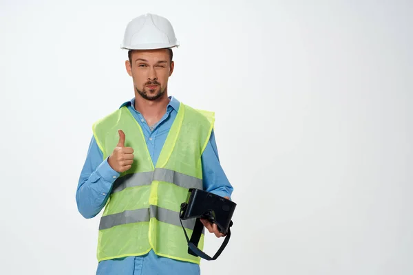 흰색 헬멧 제작 VR 안경 스튜디오 포즈를 취하는 노동자 — 스톡 사진