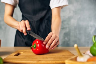 Mutfakta sebze pişirmek. Sağlık vitaminleri.