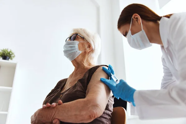 Sjukhuspatientens vaccin pass injicering av läkemedel — Stockfoto