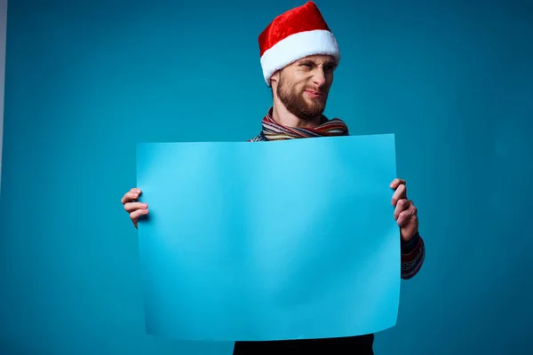 Homme Joyeux Dans Chapeau Père Noël Tenant Une Bannière — Photo