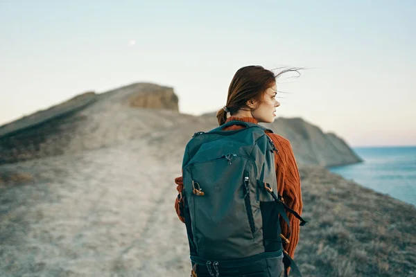 Жінка ходить по скелястих горах пейзаж захід сонця свобода — стокове фото