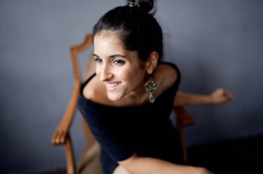 Model pozu veren güzel bir kadın. Dekorasyon görünüşü.