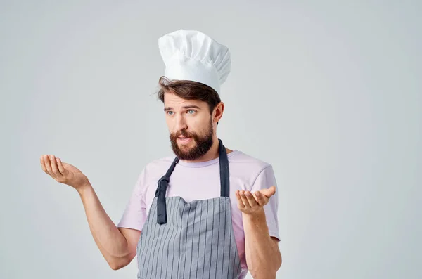 Muž v kuchařské uniformě emoce profesionální práce restaurace průmysl — Stock fotografie