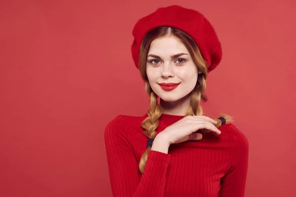Mujer alegre con una gorra roja en la cabeza glamour aislado fondo —  Fotos de Stock