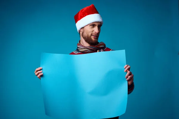 Bel homme dans New Years vêtements publicité copie espace fond bleu — Photo
