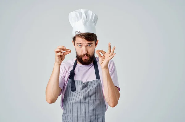 Muž v kuchařské čepici emoce profesionálů pracují v restauraci — Stock fotografie