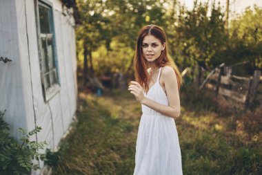 Kadın yaz kırsalında Güneş Özgürlüğü