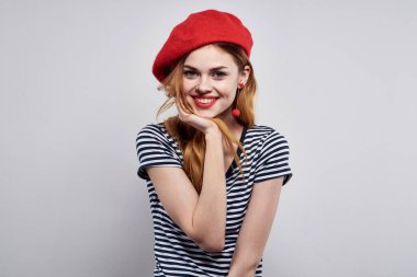 Çizgili tişörtlü güzel bir kadın. Kırmızı dudaklı. El modeli stüdyosu.