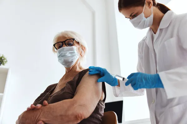 Hospital paciente inmunización seguridad medicamento inyectable — Foto de Stock