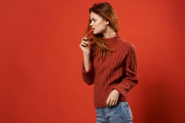 Kırmızı kazaklı kadın yaşam tarzı göz kamaştırıcı kırmızı arka plan