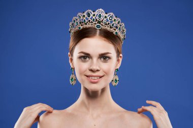 Lüks bir kadının portresi çıplak omuzlar kozmetik moda eğlence izole edilmiş arka plan