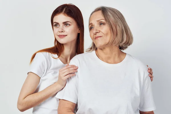 Mutter und Tochter in weißen T-Shirts Freundschaft miteinander Kommunikation — Stockfoto