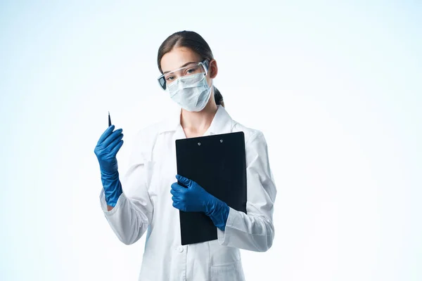 Kobieta lekarz rozwiązania chemiczne biolog badania izolowane tło — Zdjęcie stockowe