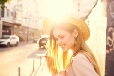 Çekici bir kadın yaz gezisi için dışarı çıkıyor.