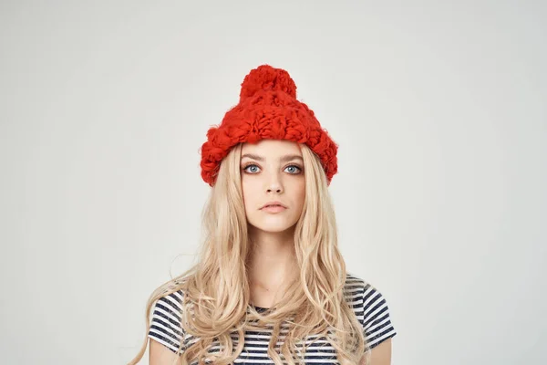 Ξανθιά σε μοντέρνα ρούχα Red Hat posing Studio — Φωτογραφία Αρχείου