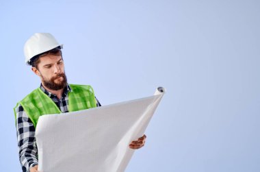 Belge ve çizimlere sahip erkek işçi planlar izole edilmiş arka plan