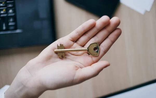 Sleutels in de hand van een appartement zakelijke verkoop — Stockfoto