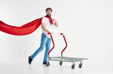Kırmızı pelerinli sakallı adam izole edilmiş bir kutuda naklediliyor.