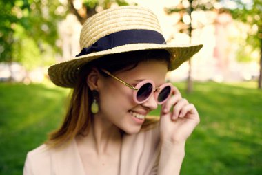 Güzel bir kadın yaz yürüyüşü moda yaşam tarzı