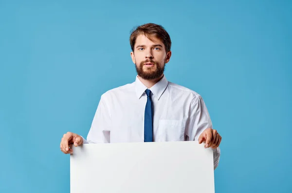 Schöner Mann mit weißen Attrappen Plakat Zeichen Kopie-Raum blauer Hintergrund — Stockfoto
