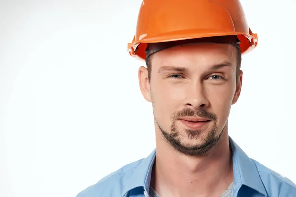 Construtor masculino em uma camisa azul emoções estúdio profissional posando — Fotografia de Stock