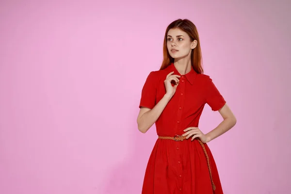 Pelirroja vestido rojo posando estudio recortado vista — Foto de Stock