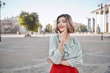 Güzel bir kadın dışarıda cazibeli bir hayat sürüyor.