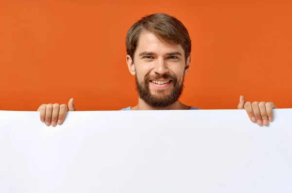 Αστείος άνθρωπος κρατώντας μια μακέτα αφίσα έκπτωση απομονωμένο φόντο — Φωτογραφία Αρχείου