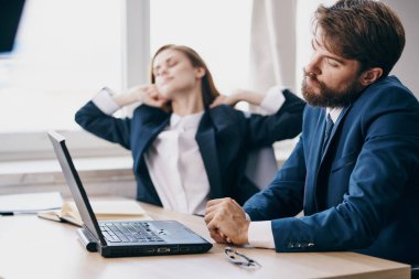 Bir dizüstü bilgisayar ekibinin önünde oturan meslektaşlarım.