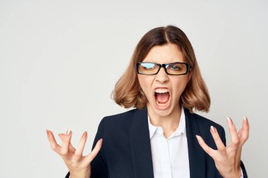 Yönetici el hareketleriyle arka plan duygularını aydınlatır