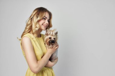 Sarışın, modaya uygun, safkan köpek kesimi moda.