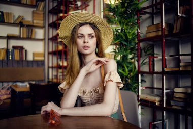 Kafe modasında kitap okuyan güzel bir kadın.