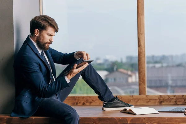 Entrepreneur près de la fenêtre avec une technologie d'ordinateur portable — Photo